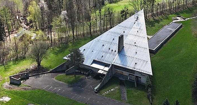 Firma chce přestavět hotel z Party hic jako v Alpách. Prohlášení protesty neutišilo