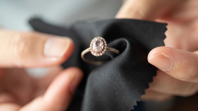 Chlapec našel na parkovišti v USA diamantový prsten. Dojemný vzkaz ho dovedl zpátky k majitelce