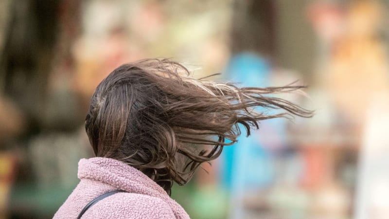 VAROVÁNÍ: V části republiky hrozí silný vítr. Může způsobit škody na budovách