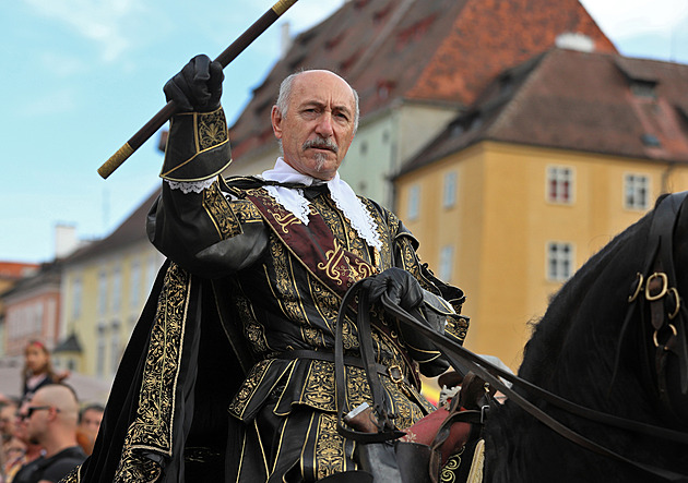 Údery kopyt, velkolepý průvod. Do ulic Chebu se vrací Valdštejnské slavnosti