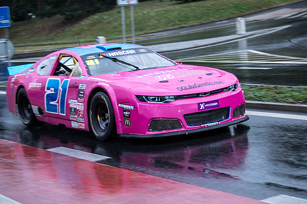 Závodní trucky a američtí hromotluci proburáceli rozmáčeným Mostem