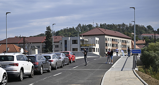 Napajedlům se ulevilo, nový most je otevřený. Stavební ruch ale nekončí