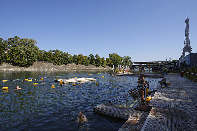 Chcete se vykoupat v Seině? Do září máte čas. Do řeky se vnořilo už 100 tisíc lidí