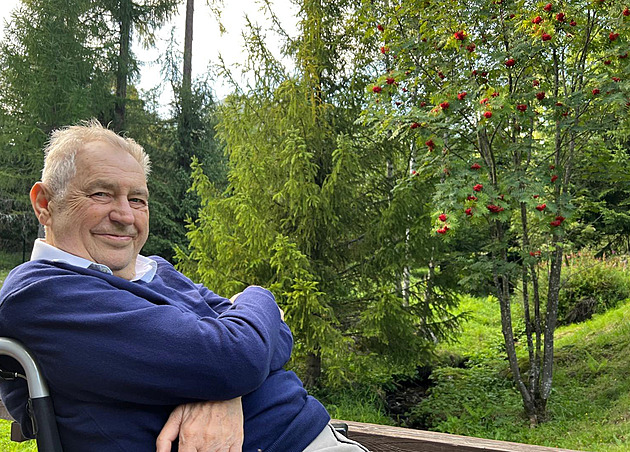 Tóny ano, melodie zatím ne. Zeman se pochlubil videem z Tater, hraje na fujaru