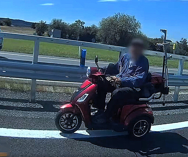 Senior s elektrovozíkem zabloudil na dálnici do protisměru, pomohli mu celníci