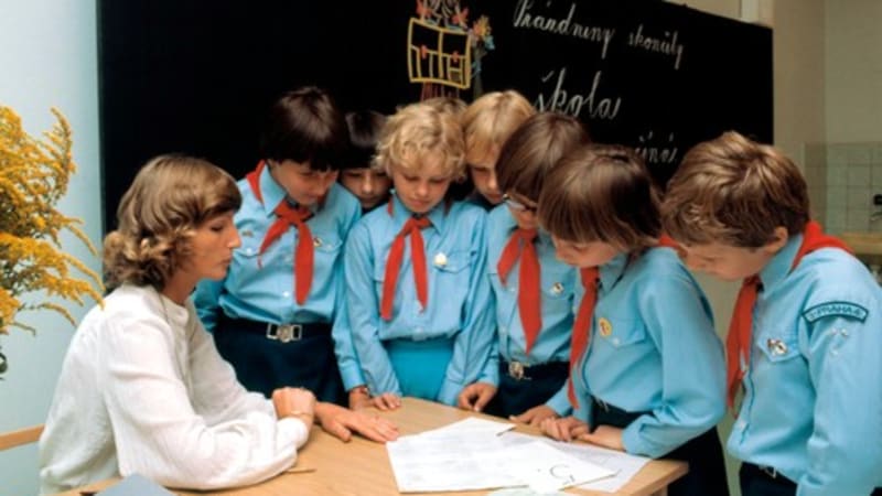 GLOSA: Naučit lásce k Sovětskému svazu. Nový školní rok nad žákovskou z roku 1978