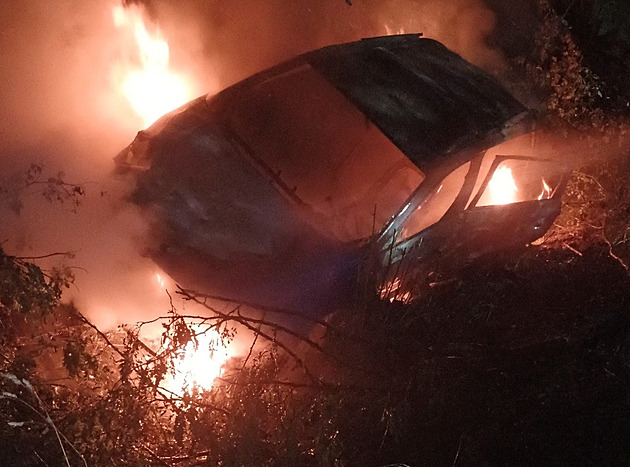 Auto vyletělo ze silnice a začalo hořet, řidiče našli mrtvého pod vozem