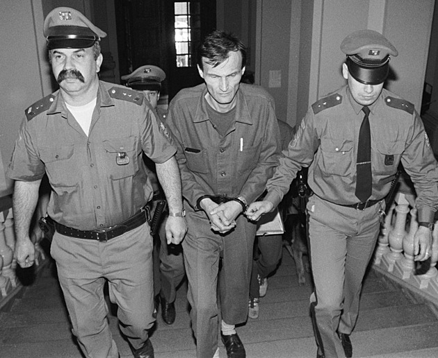 Dílo Satanovo? Kniha mapuje krvavou jízdu prvních polistopadových sériových vrahů