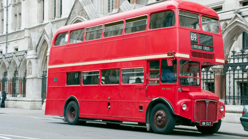Patrový autobus vjel v Londýně mezi lidi. Na místě jsou zranění