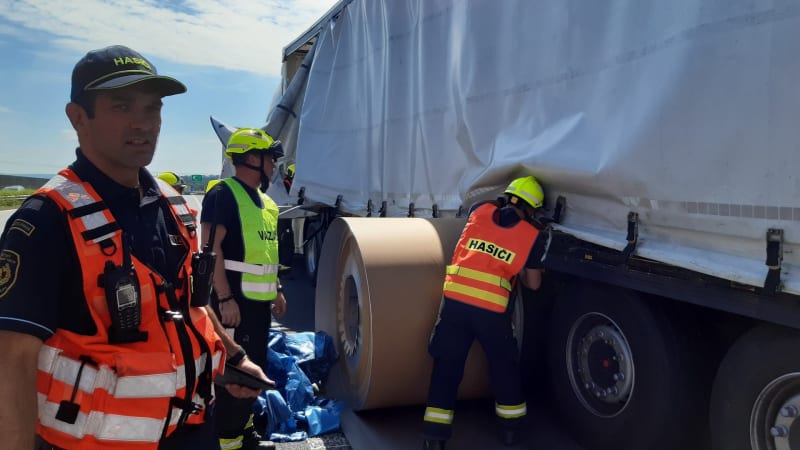 Nehoda náklaďáku zastavila provoz na D5. Do Německa musí jet řidiči objízdnou trasou