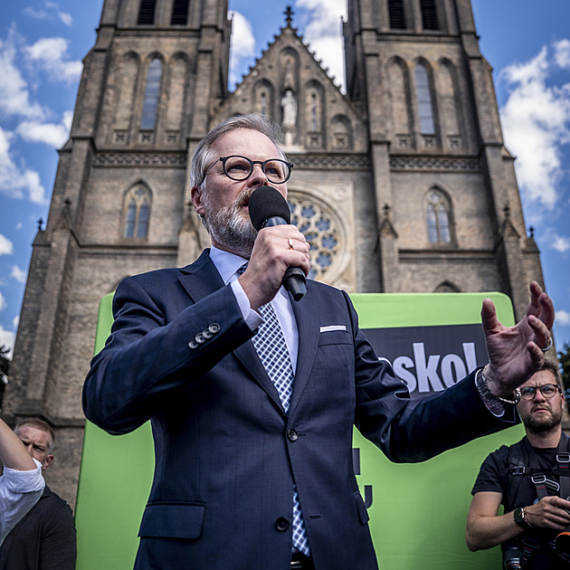 „Bráním Fialu tělem i holí“. Premiéra provázel protest i facky mezi voliči
