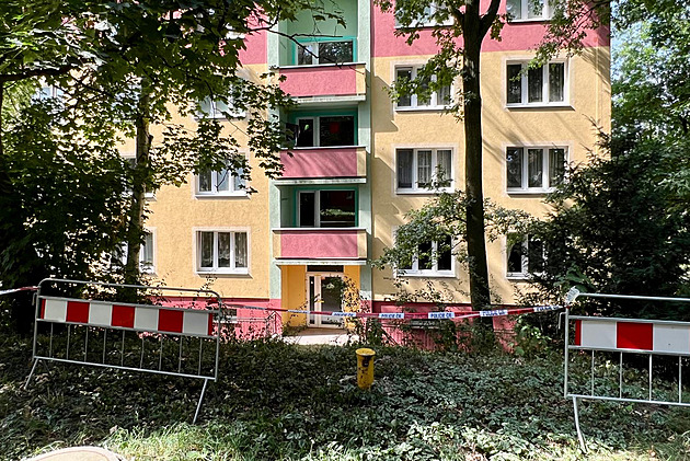 Máte hodinu. Lidé z nestabilního domu se vrátili pro věci, brali to nejnutnější