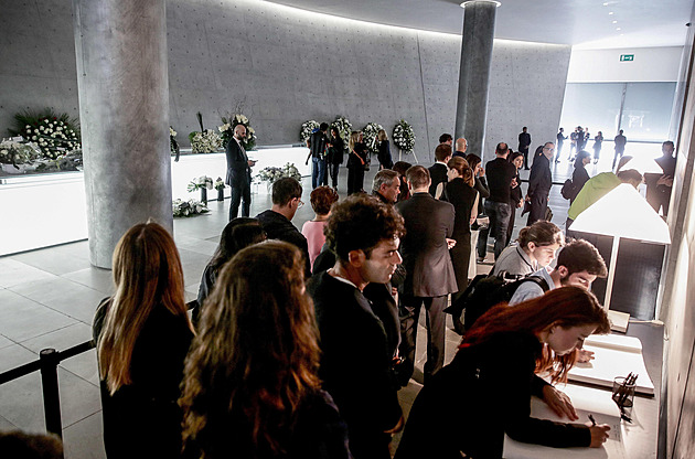 V Miláně se loučí s módním návrhářem Armanim. Přišli bossové průmyslu i sportu