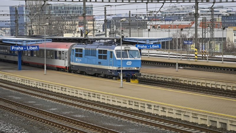 Rychlík srazil na koridoru v Praze člověka: Kolizi nepřežil. Spoje na trase nabírají zpoždění