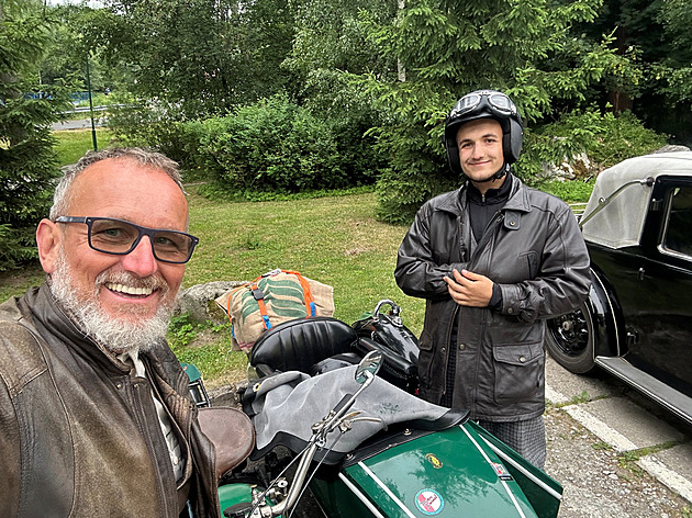 Děda byl frajer, pokoří ho potomci? Na prastaré motorce pojedou napříč Evropou