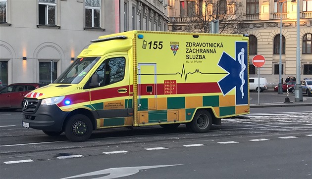 Záchranáři v Praze ošetřili tři lidi, patrně se jim udělalo špatně po požití drogy