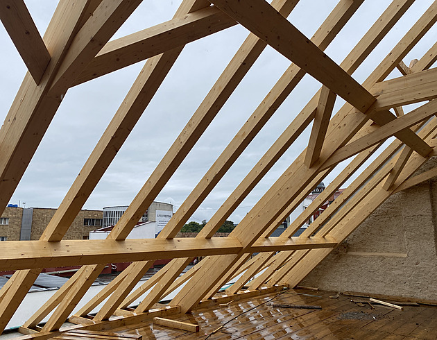 Vyhořelá barokní památka má nový krov, stavbaři skládali díly jako lego