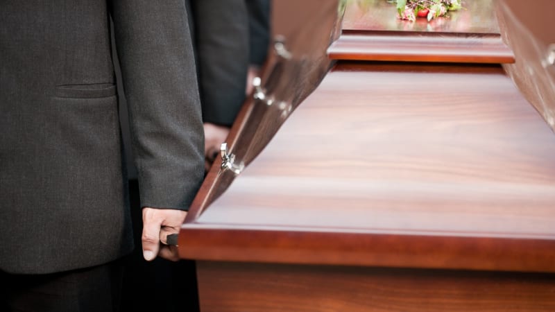 Otec šel pohřbít syna. Když uviděl v middlesbroughské kapli rakev, zkolaboval a sám zemřel