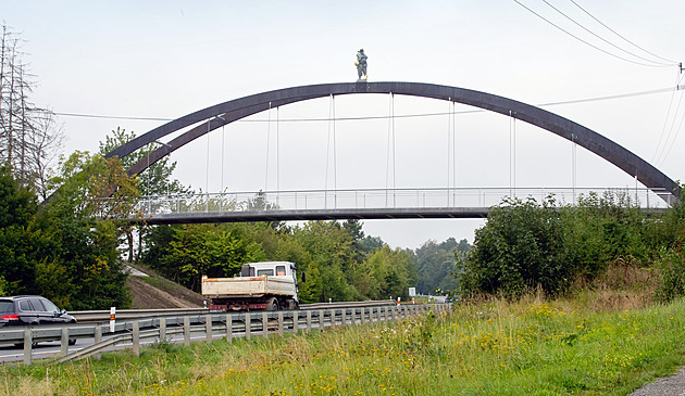 Na lávce nad silnicí je sebevrah, volají vyděšení řidiči policii. Mate je socha