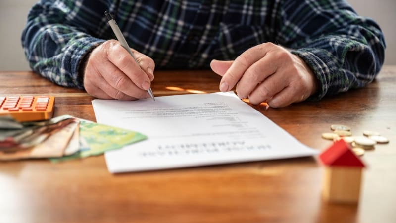 Zrádná hypotéka naruby: Seniorům zajistí peníze, rodina ale může přijít o vše. Na co dát pozor?