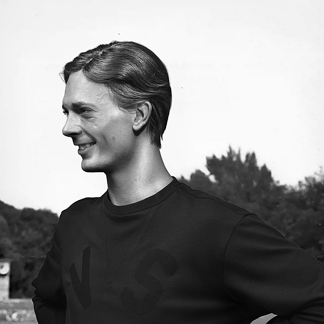 Po Hojerovi další těžká role. Petr Uhlík si zahraje kontroverzní atletku Koubkovou