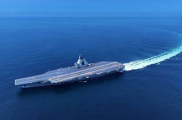 Čínská letadlová loď proplula Tchajwanským průlivem. Jen rutina, tvrdí Peking