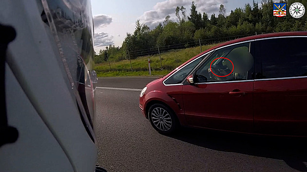 VIDEO: Nebezpečné rozptýlení. Policie nasazuje proti telefonujícím řidičům motorku