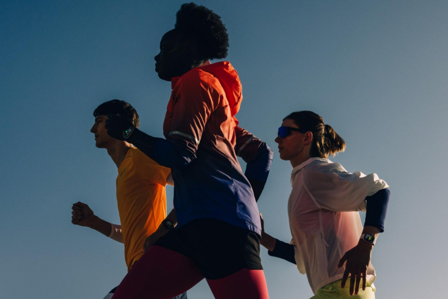 Nákup hodinek nebo sluchátek můžete odložit. Apple zpřístupní nové funkce i na starších modelech