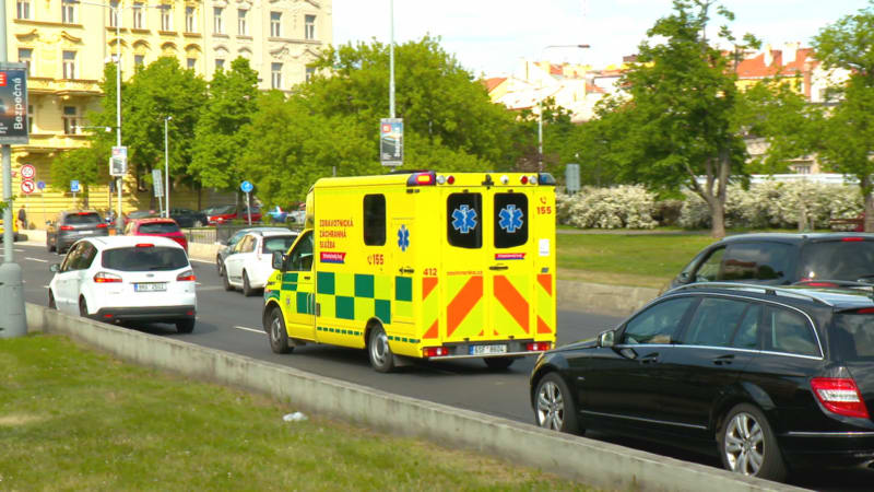 Řidič v Praze zneužil záchranářskou uličku a ohrozil vážně zraněného pacienta, ukazují záběry