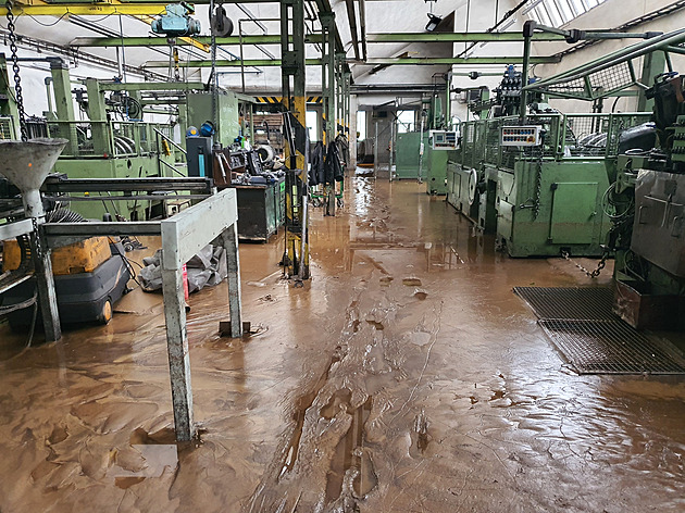 Povodňová pomoc nefungovala, stěžují si firmy. Na obnovu často zůstaly samy