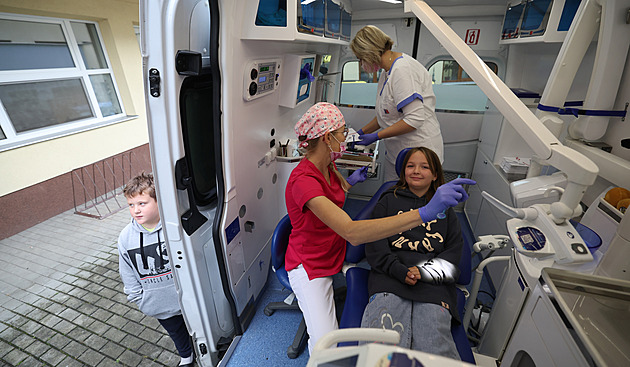 U základních škol zaparkoval „dentobus“. Každý šestý školák má kaz, ukázalo se