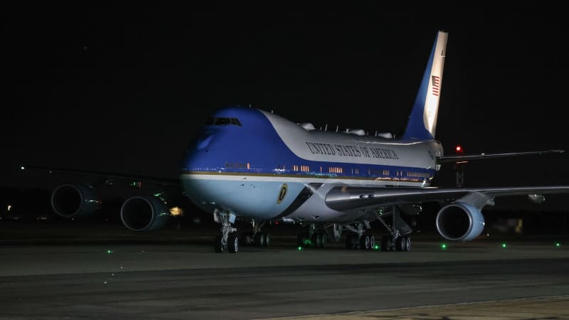 Pozdvižení při Trumpově cestě do Londýna: Air Force One mělo ohrožovat jiné letadlo