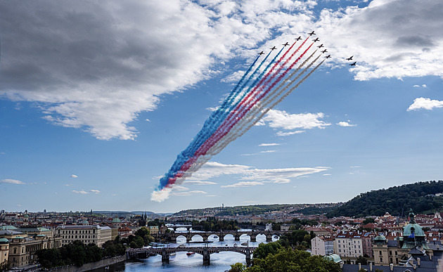 Nebe nad Prahou rozčísl roj burácejících stíhaček. Unikátní show zhlédly tisíce lidí