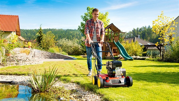 Zdravý trávník potřebuje péči i na podzim. Vertikutace při ní hraje klíčovou roli