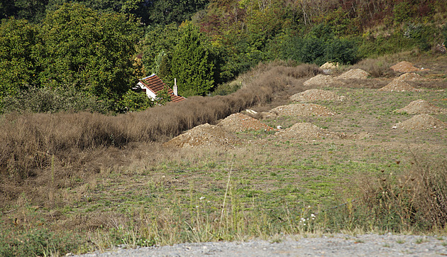 Místo domů vyrostla nelegální skládka. Viníka se nedaří určit, obec je bezmocná