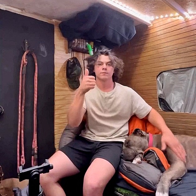 Bydlí na střeše auta v domku z překližky. Přestavba stála jen 61 tisíc