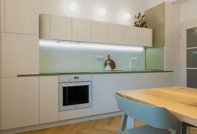 Kuchyň ve starém domě v Brně dostala skleněné desky. Jsou totiž ideální