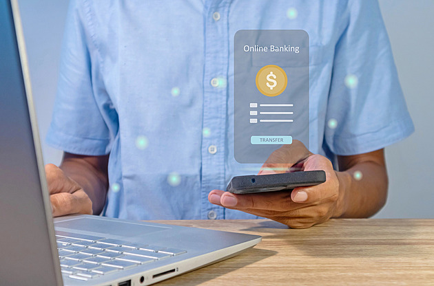 U platby do zahraničí mohou nastat komplikace. Ověřili jsme, kdy se tak děje a proč