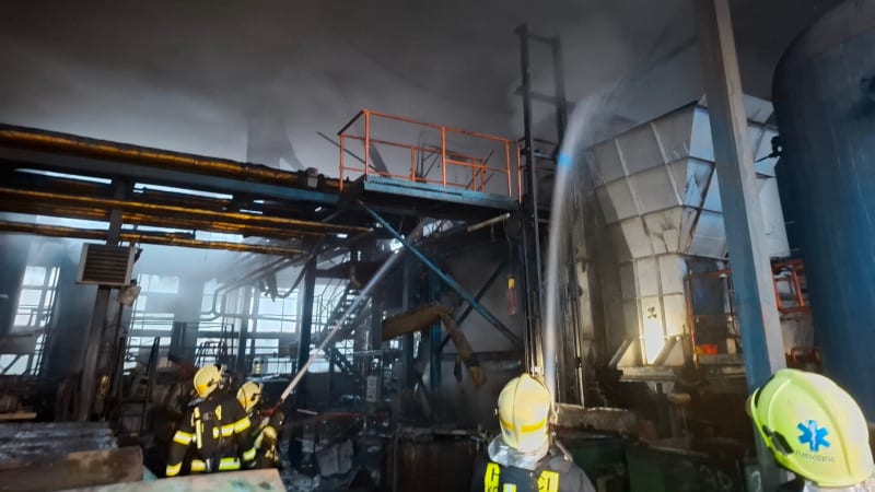 Požár spalovny odpadu v Prostějově: Dva lidé museli do nemocnice, škoda jde do milionů