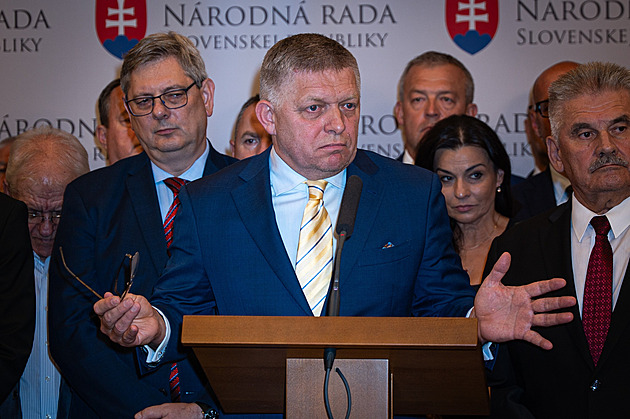 Dvě pohlaví v ústavě. Na Slovensku nečekaně prošla Ficova novela