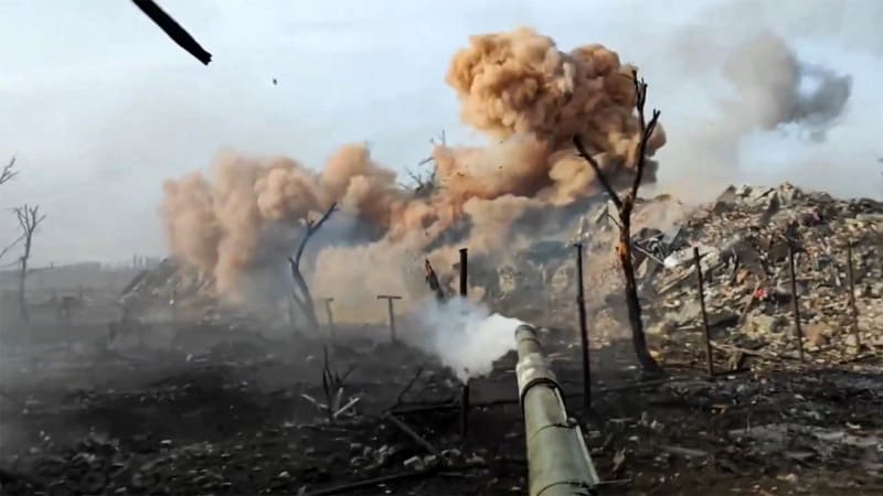 Obsadili jsme další ukrajinské území, oznámila Moskva. Kyjev útočil na ropnou rafinerii