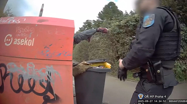 Z kontejneru trčely jen nohy. Muž hledal v elektroodpadu mobil, strážníkům se chlubil