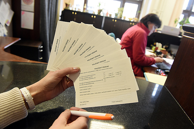 Ztráta voličského průkazu znamená neúčast ve volbách. Nepomůže ani duplikát