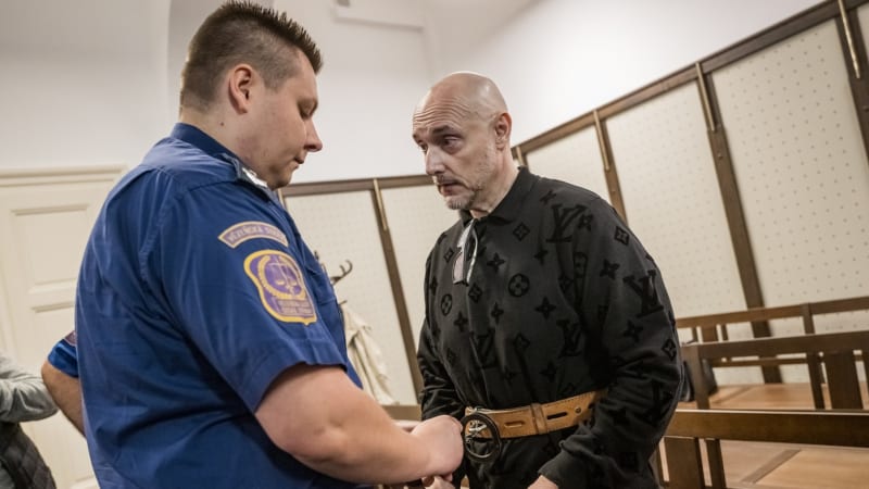 Masér Pobiš přiznal znásilňování klientek: Ublížil jsem. Státní zástupkyně navrhuje nižší trest