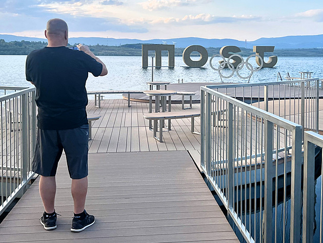 Most koupí od státu část území u jezera, o zásadních pozemcích ale jednají roky