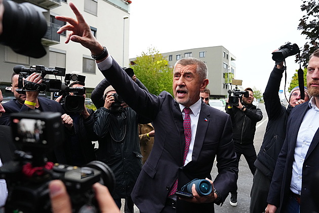 Nádhera, zní z ANO. Babiš slaví vítězství, do štábu přijel s písní