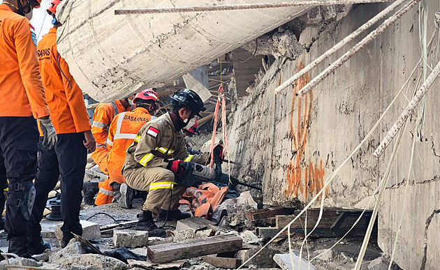 Přistavěli dvě patra a škola v Indonésii se zřítila. Jsou desítky mrtvých