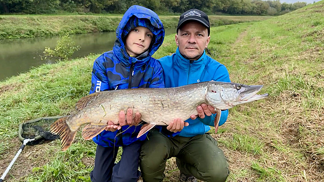Poprvé na přívlači a hned velká štika. Devítiletý rybář měl senzační start