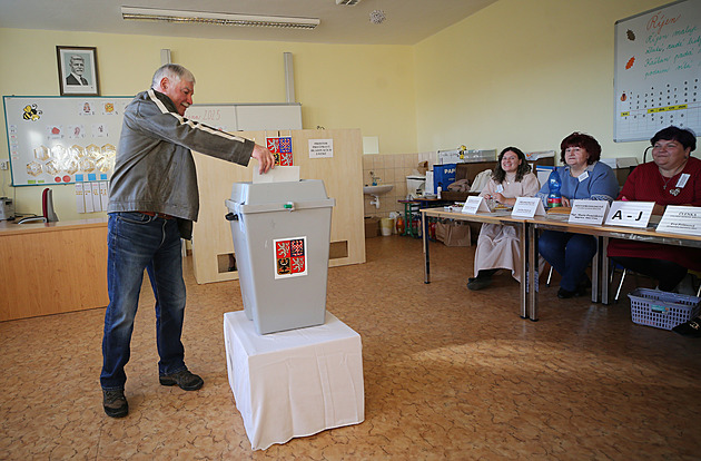 Ke stoprocentní účasti chyběl vesničce jediný volič, roli hrálo zdraví