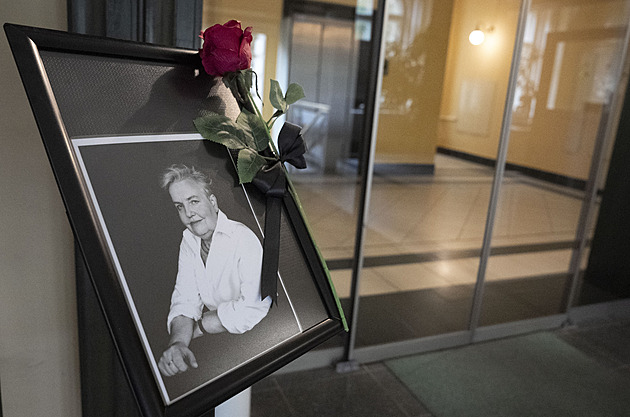 Květiny i vzkazy. Před úřadem, který Drábová vedla 26 let, vzniklo pietní místo